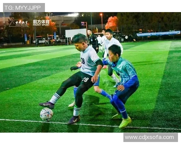 青春绿茵球星展魅力 足球帅哥驰骋赛场尽显年轻风采